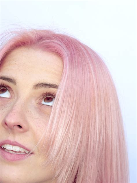 Emily Burns shares new single & music video for 'Cheating On Her