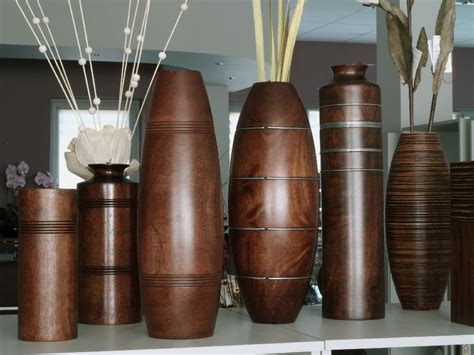 wysokie dekoracyjne wazony drewniane  sklepie   decor