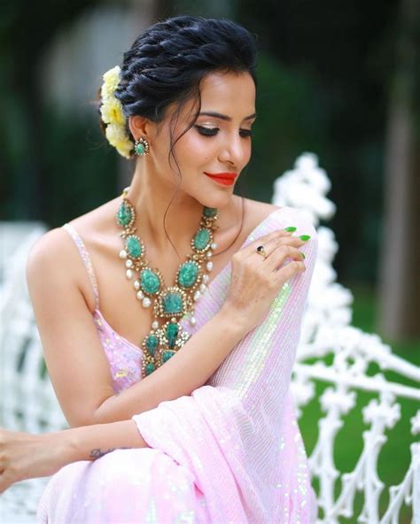 ashu reddy stunning   white saree telugu rajyam