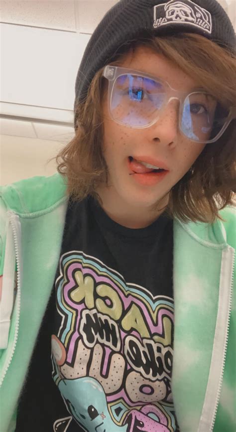 So glad I post here and not Twitter :3 Back from break y’all : r/femboy