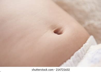how to clean navel of newborn