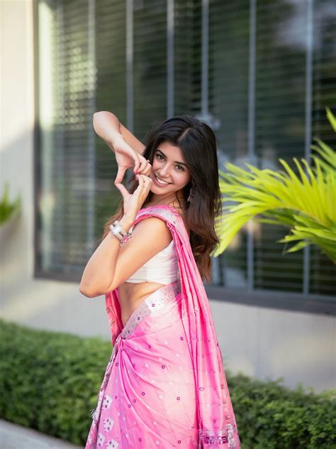 Kritika Kapoor | Baadalon ka softness, neel-gagan ke rang aur hariyali