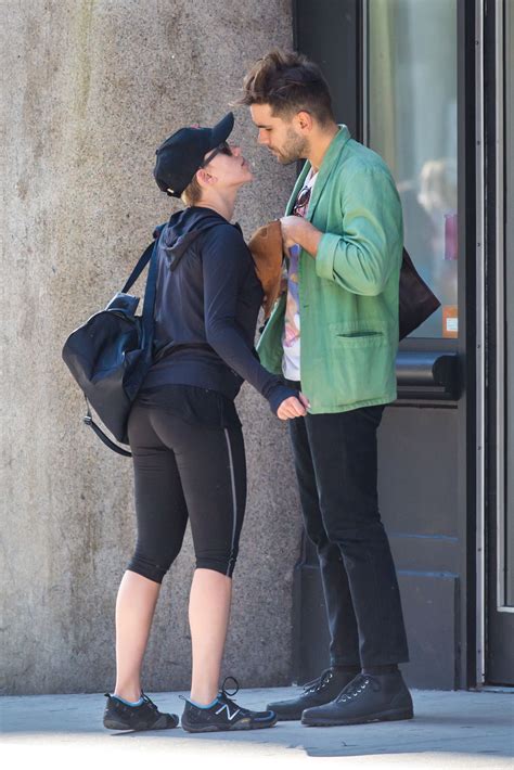 Scarlett Johansson and Romain Dauriac kissing in NYC - SAWFIRST | Hot