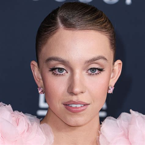 Sydney Sweeney Showcases Her Incredible Figure On ‘The Kelly Clarkson ...