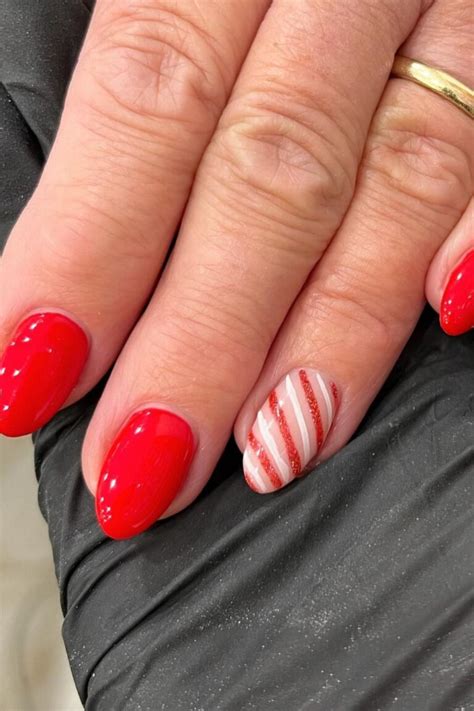 35 Simple Christmas Nail Designs for a Festive Look in 2026
