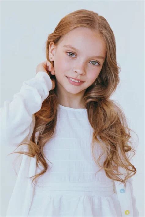 height 130cm 4 3 shoe 32 eu 1 us 13 uk hair blond eyes green grey 