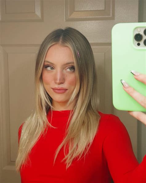 Riley Hubatka Pictures (823 Images)