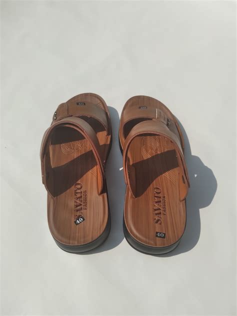 Cơ sở sản xuất dép da thủ công Hà Lụa Cradling Vietnamese feet | Hanoi