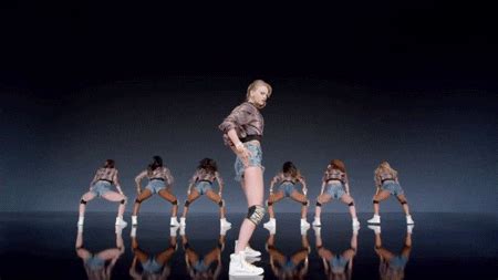 Shake It Off Taylor Swift GIF - Find & Share on GIPHY