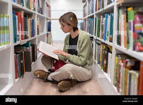 how to become an editor at a publishing house