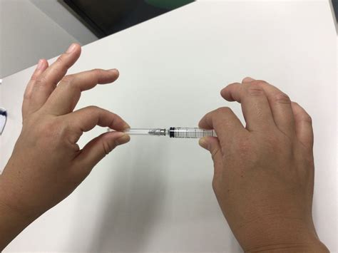 注射器の針キャップの外し方のコツ | 両角レディースクリニック公式 スタッフブログ