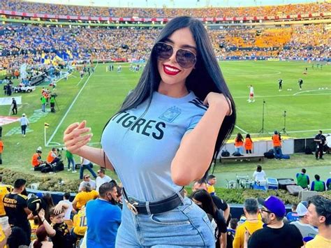 Seios Grandes E Nus - Torcedora que comemorou mostrando seios vira estrela do OnlyFans ...