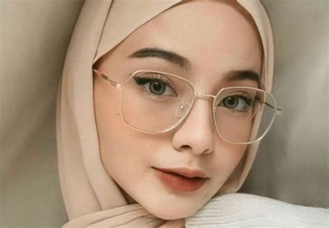 Memilih Kacamata Hitam Yang Tetap Cocok Dengan Jilbab Dan Bentuk Wajah