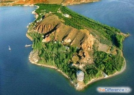 Чем отличается остров от полуострова