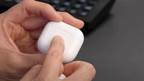 První video recenze nových sluchátek AirPods 4 ukazují skryté tlačítko ...