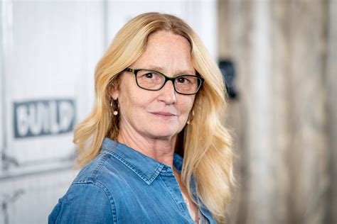 Download Melissa Leo Wavy Blonde Hair Nerdy Look Wallpaper | Wallpapers.com