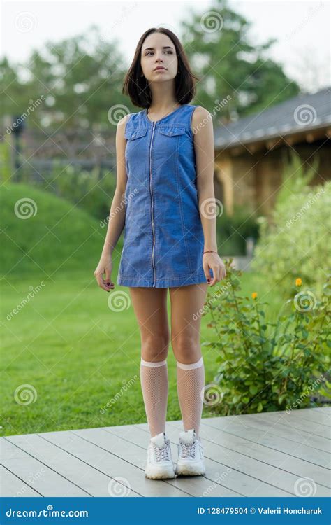 Openluchtportret Van Een Vrij Jong Oud Meisje 16 Jaar Stock Foto ...