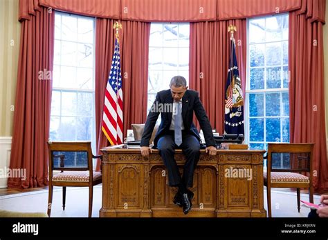 President barack obama oval office 2016 hi-res stock photography and ...