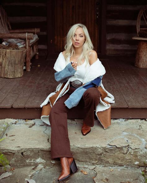 Download Mackenzie Porter Rustic Style Sitting Wallpaper | Wallpapers.com