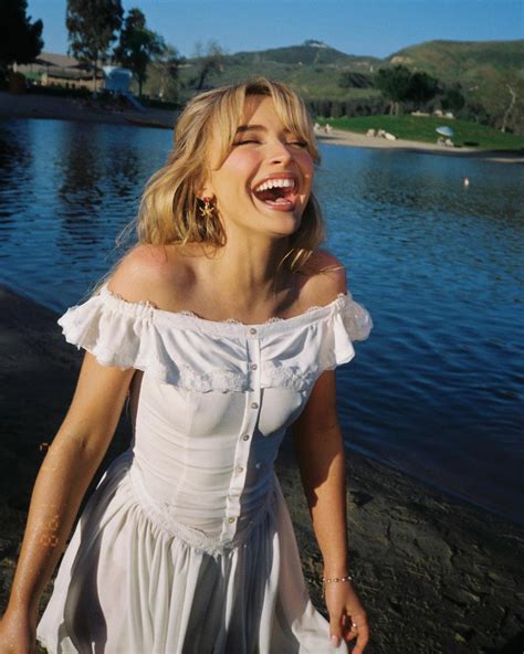Inspire-se no estilo de Sabrina Carpenter com 15 opções peças