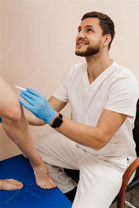 Premium Photo | The vascular surgeon is marking leg veins vein markup