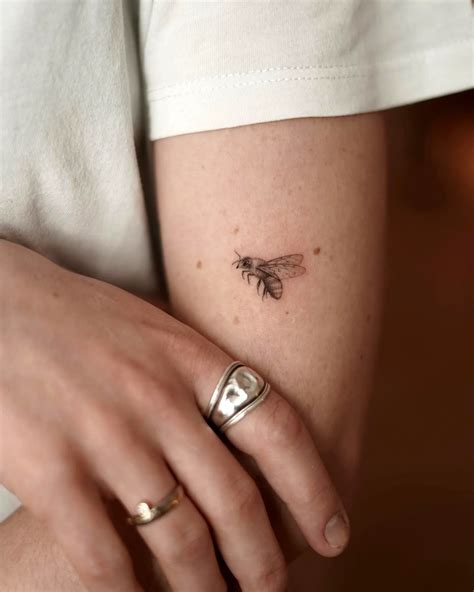 realistic bee tattoo 8