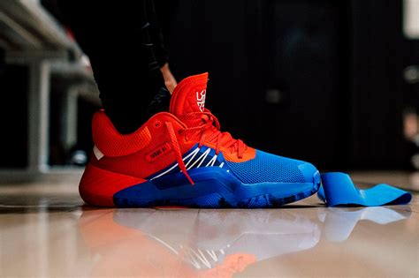 Adidas и Marvel выпускают баскетбольные кроссовки Человека-Паука