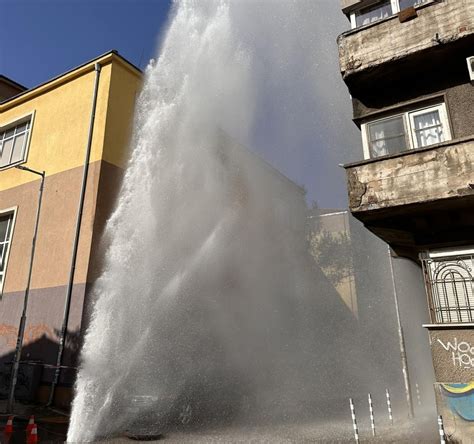 Тръба се спука в центъра на София, бликна огромен гейзер с вряла вода ...