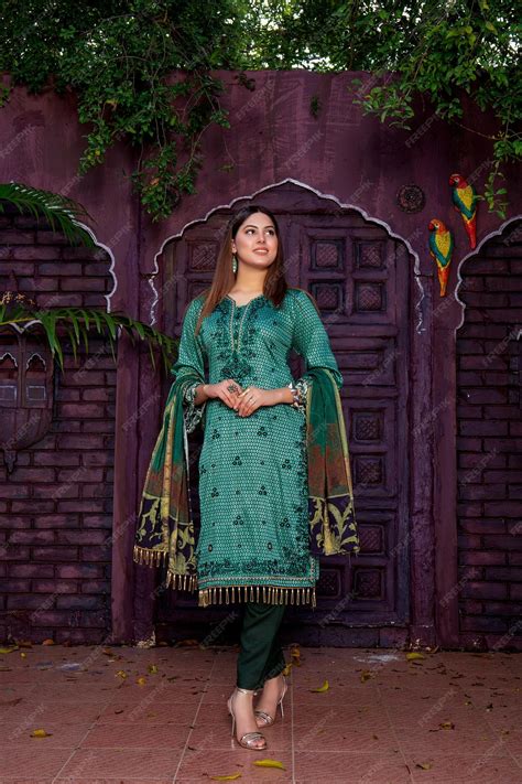 Premium Photo | Hot Pakistani Girl Wearing Desi Dress for Traditional