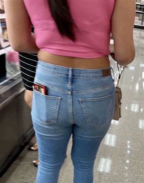 Latin Babe with a Rack - Tight Jeans - Forum