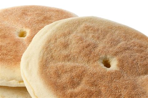 Pain Marocain Frais Fait Maison Traditionnel Sur Fond Blanc | Photo Premium