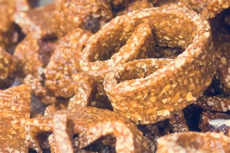 premium photo nut candy   form  pretzels