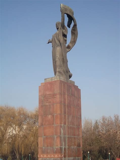 Памятник борцам революции - Бишкек