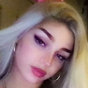 Amelie Warren (TikTok Star) - Age, Birthday, Bio, Facts, Family, Net