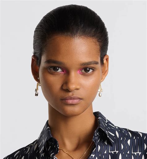 ต่างหู Dior Tribales โลหะเคลือบทองประดับไข่มุกเรซินสีขาวและคริสตัลโทนสี