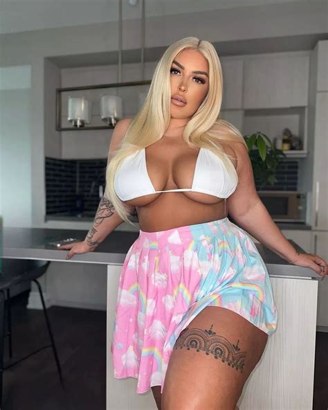 Hot curvy model drops jaws as she squeezes boobs into teeny-tiny bikini