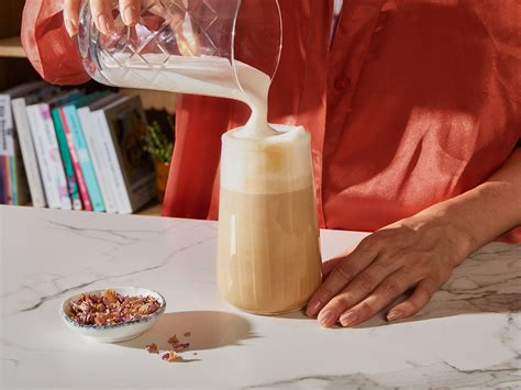 Rose Cardamom Latte | Rezept | Kitchen Stories