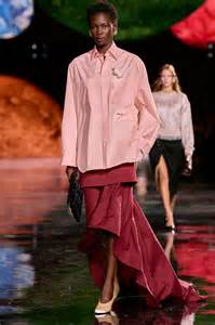 Pourquoi tout le monde parle des chemises du premier défilé Chanel de