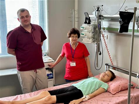 Витягли з того світу: у Охматдиті робить перші кроки важкохвора дівчина ...