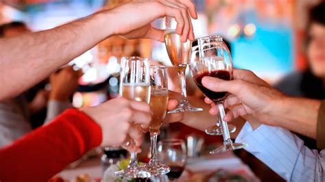 O Que Significa Brindar - De dónde viene la tradición de brindar y cuál era su significado