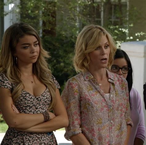 Sarah Hyland cleavage on Modern Family | Modern family sarah hyland