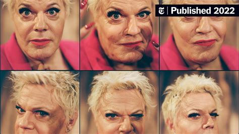 Critics praise how comic Eddie Izzard blends history and humor perfectly 32