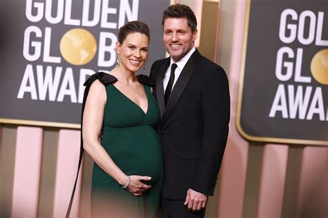 Hilary Swank bombaformában szörfözik a szülés után