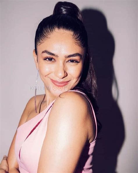 aankh micholi actress mrunal thakur sexy photoshoot pictures