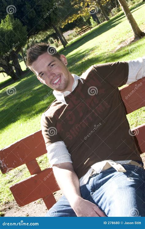 Uomo felice fotografia stock. Immagine di capelli, affascinante - 278680