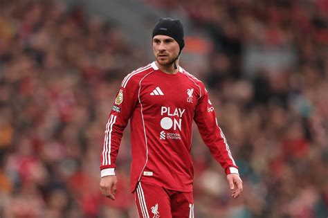 Why is Alexis Mac Allister wearing a hat during Liverpool vs Man Utd?