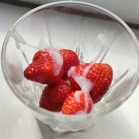 Cum in strawberry : r/Cum_On_Food