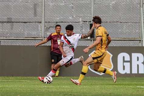 Ester Muniz, namorada de Kid Bengala, vence prêmio de Vagina mais