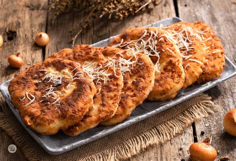 Кашкавалени питки с кисело мляко от MateKitchen
