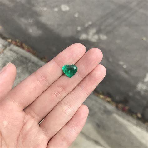 Mount your Colombian emerald or leave it loose?